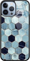 Casimoda® hoesje - Geschikt voor iPhone 13 Pro Max - Blue Cubes - Luxe Hard Case Zwart - Backcover telefoonhoesje - Blauw