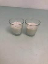 2 mooie witte kaarsen in kerstthema