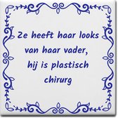 Wijsheden tegeltje met spreuk over Vader: Ze heeft haar looks van haar vader hij is plastisch chirurg