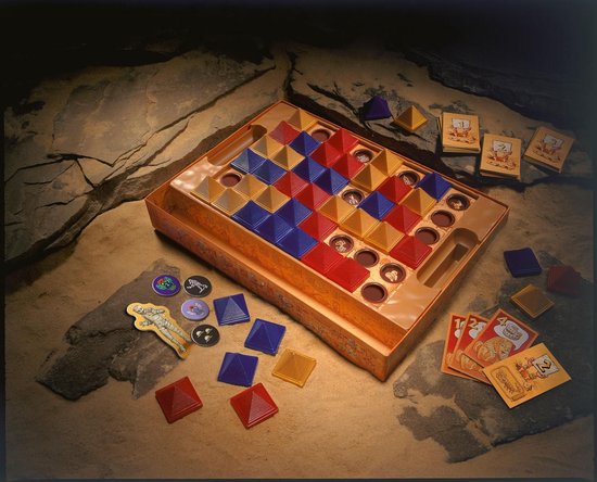 Bordspel met rode, blauwe en gele piramides, kaarten en fiches.