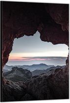 Dibond –Uitzicht vanuit Grot op Bergen– 30x40cm Foto op Aluminium (Wanddecoratie van metaal)