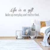 Muursticker Life Is A Gift - Donkergrijs - 80 x 22 cm - slaapkamer engelse teksten