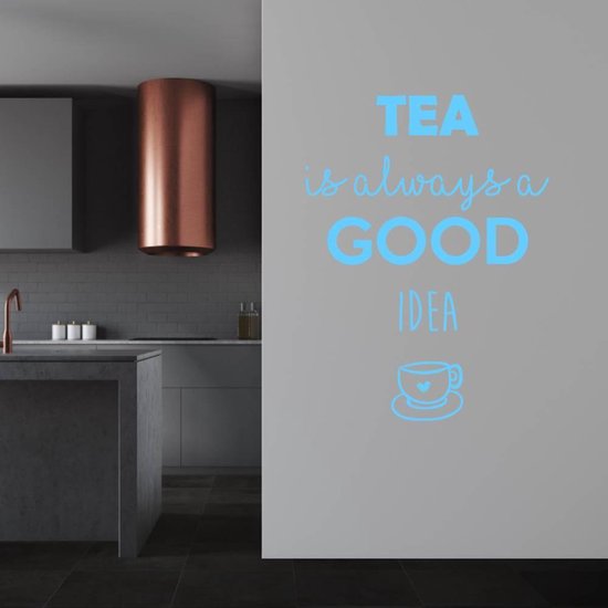 Lichtblauwe muursticker met de tekst "TEA is always a GOOD IDEA" en een afbeelding van een kopje thee.