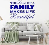 Muursticker The Love Of A Family Makes Life Beautiful - Donkerblauw - 140 x 112 cm - woonkamer alle