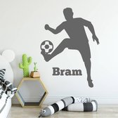 Muursticker Voetbalspeler - Donkergrijs - 40 x 53 cm - baby en kinderkamer naam stickers