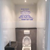 Muursticker Bij Ons Op De Wc -  Donkerblauw -  140 x 107 cm  -  toilet  alle - Muursticker4Sale