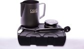 Casabarista Toolset Black - Tamper 58mm - Pot à lait 600ml - Brosse - Tampermat - Café - Set d'outils Barista