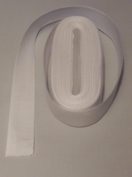 Een rol wit keperband van 15 mm breed, met een visgraatpatroon.