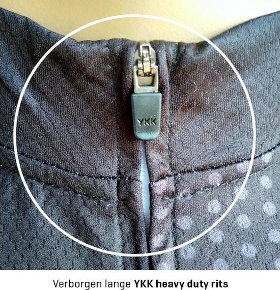 Detail van de nek van een zwart fietsshirt met een verborgen YKK ritssluiting.