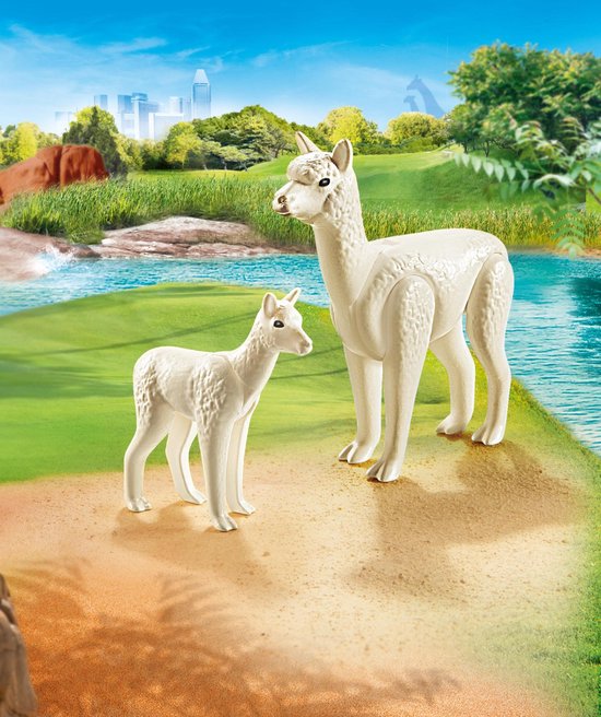Twee witte Playmobil alpaca's, een volwassene en een kleintje, staan op een groen eiland bij een blauwe rivier.