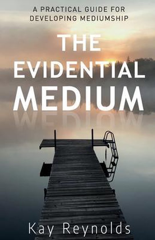 Boek kaft 'The Evidential Medium' met een pier op een mistig meer bij zonsopgang.