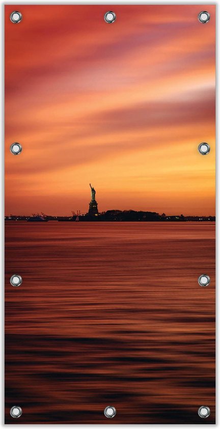Tuinposter –Vrijheidsbeeld tijdens Zonsondergang– 100x200  Foto op Tuinposter (wanddecoratie voor buiten en binnen)