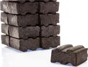 Stapel van twaalf zwarte Petromax cabix plus briketten, met losse briket ernaast. Golvende bovenkant. Witte achtergrond.