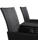 Detail van de rugleuningen van de zwarte polyrattan bank met een geweven textuur.