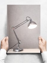 Wandbord: Moderne bureaulamp met grijze achtergrond - 30 x 42 cm