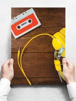 Wandbord: Close-up oude casette met koptelefoon op houten achtergrond - 30 x 42 cm