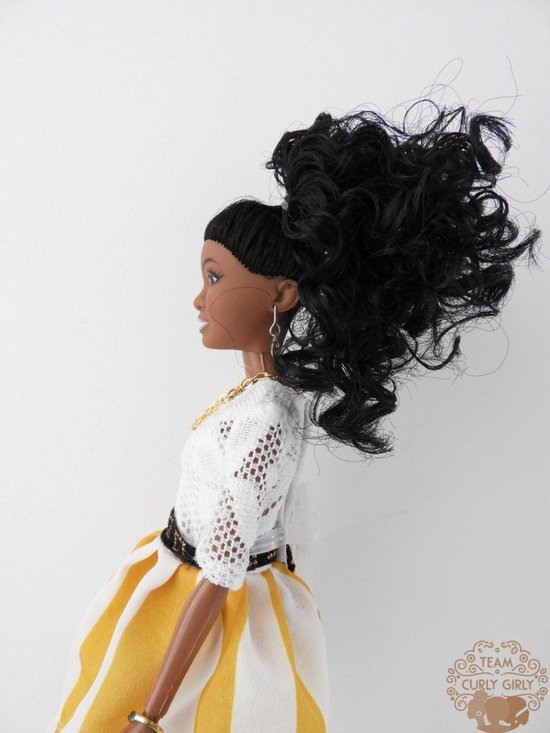 Componeren Uiterlijk Voorzichtigheid Bruine barbie pop met krullend haar - Kayla - Bruine pop met zwarte krullen  - Donkere... | bol.com