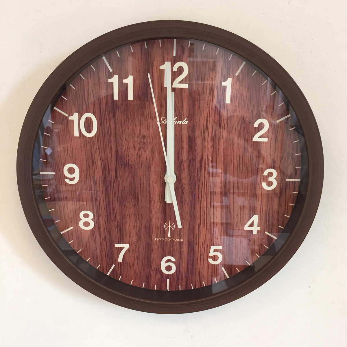 Wandklok notenhout design