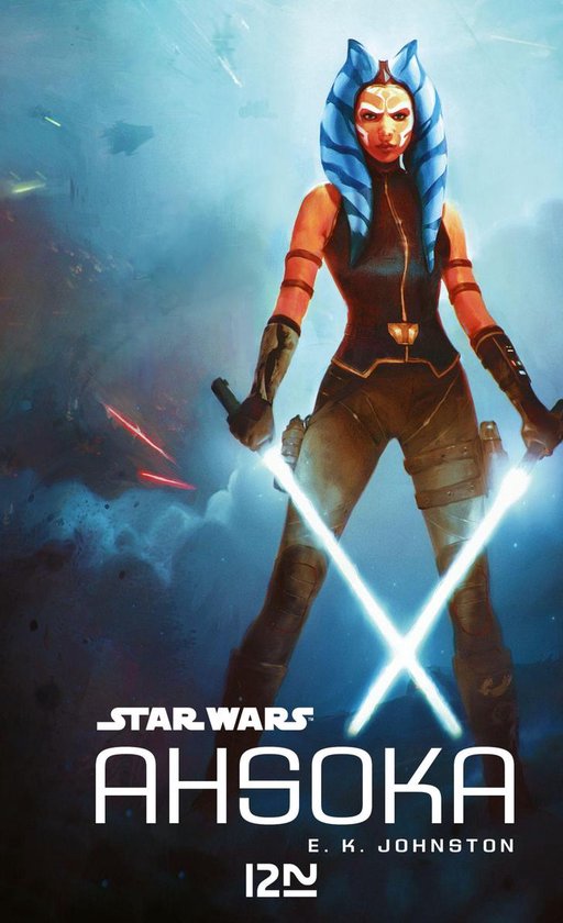 Ahsoka Tano, avec des lekku bleus et des marques blanches sur le visage, tient deux sabres laser dans un environnement sombre et enfumé.