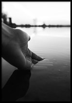 Poster Hand In Water- 30x40cm met Fotolijst – Natuur Poster – Ingelijst