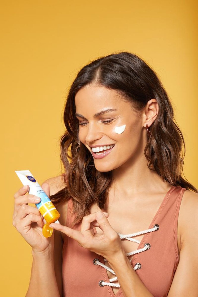 Witte tube Nivea Sun UV Gezicht Sensitive met SPF 50 en bijbehorende verpakking.