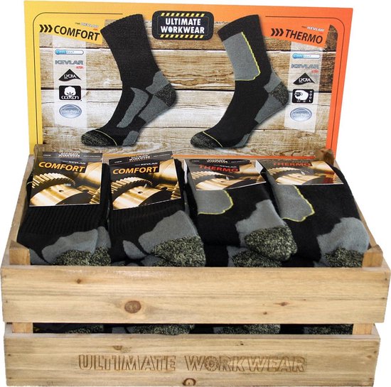 Houten krat met Ultimate Workwear werksokken, waaronder zwarte "THERMO" sokken met grijze en gele accenten.