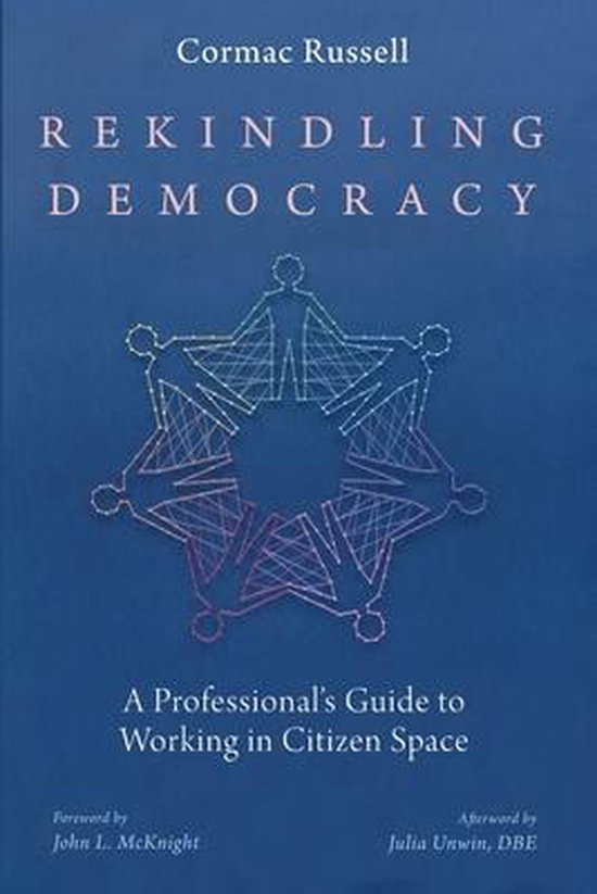 Boek "Rekindling Democracy" door Cormac Russell, met een illustratie van mensen die een cirkel vormen.