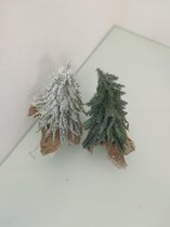 2 leuke kunstkerstboompjes - normaal en met sneeuw