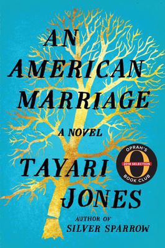 Boekcover van 'An American Marriage' met een gouden boom tegen een helderblauwe achtergrond. Titel en auteursnaam in zwarte letters.
