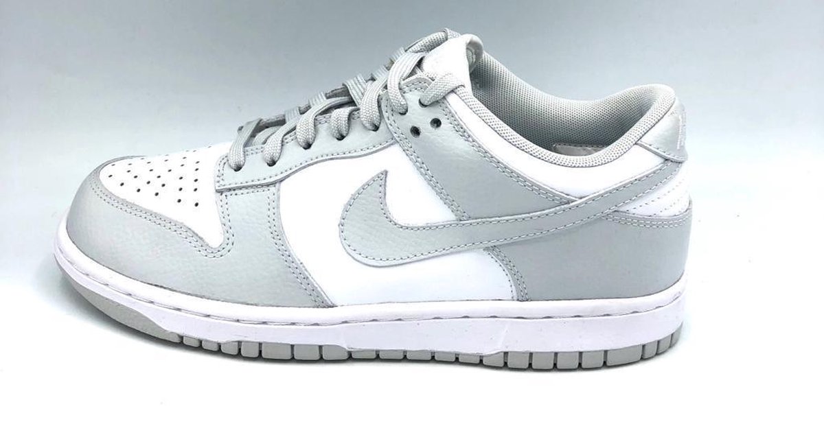 Nike Wmns Dunk Low - White/Grey - Maat 38.5 | bol.com