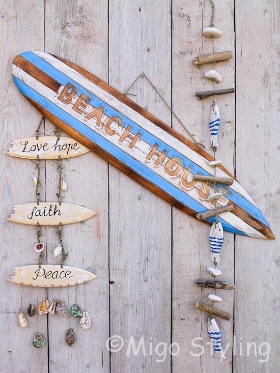 PVC Schuimplaat- Houten Surfplank Op Dak Van Auto Rijdend Langs De Zee 150x100 Cm Foto Op Pvc Schuimplaat