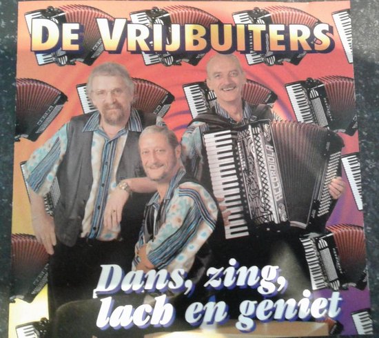 Drie mannen met accordeons, met de tekst 'DE VRIJBUITERS' en 'Dans, zing, lach en geniet'.