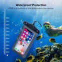 Waterdichte hoes met smartphone op 30 meter diepte, met duiker en vissen op de achtergrond.