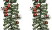 2x Groene kunst kerstguirlandes met rode versiering 180 cm - Dennenslingers kerstversieringen/kerstdecoraties