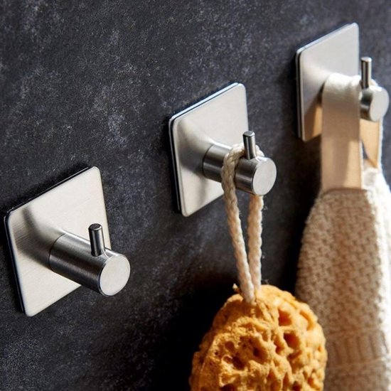 Trois crochets en métal brossé argenté, l'un avec une corde et une éponge attachée.