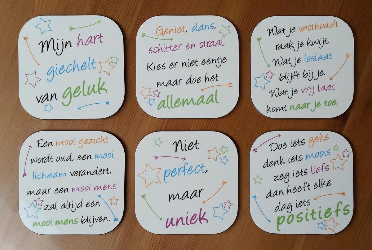 Luxe onderzetters - Vierkant (10x10 cm) - 6 stuks - Vrolijk gekleurde teksten - krasvast- Hardboard - Onderzetters voor glazen