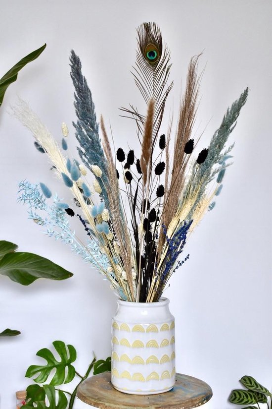 Droogbloemen; hoe lang blijven ze goed of kan je langer bewaren in vaas houdbaarheid Droogbloemen zijn terug van weggeweest en daarmee zijn ze de nieuwe bloementrend van 2020. Waar ze vroeger bij je oma op de keukentafel stonden te stralen zijn ze nu overal terug te vinden in bloemenwinkels.