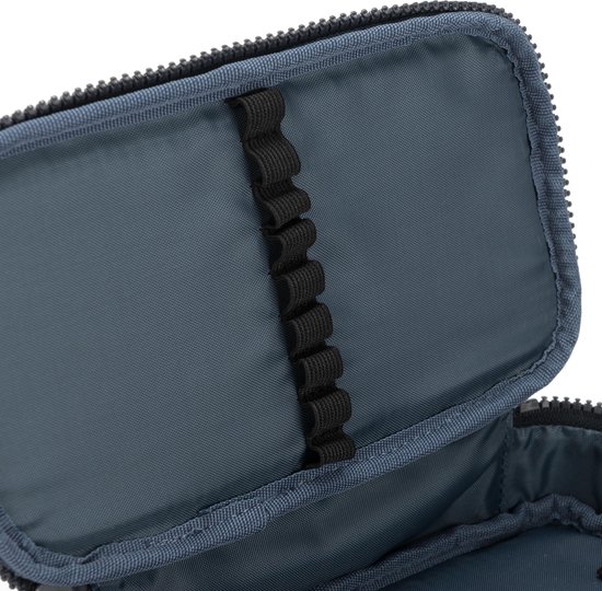 Open donkerblauwe denim etui, detail van de elastische pennenlussen.