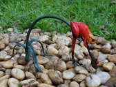 Tuinbeeld - bronzen beeld - Gekleurde kikker aan twijg / rood - Bronzartes - 13 cm hoog