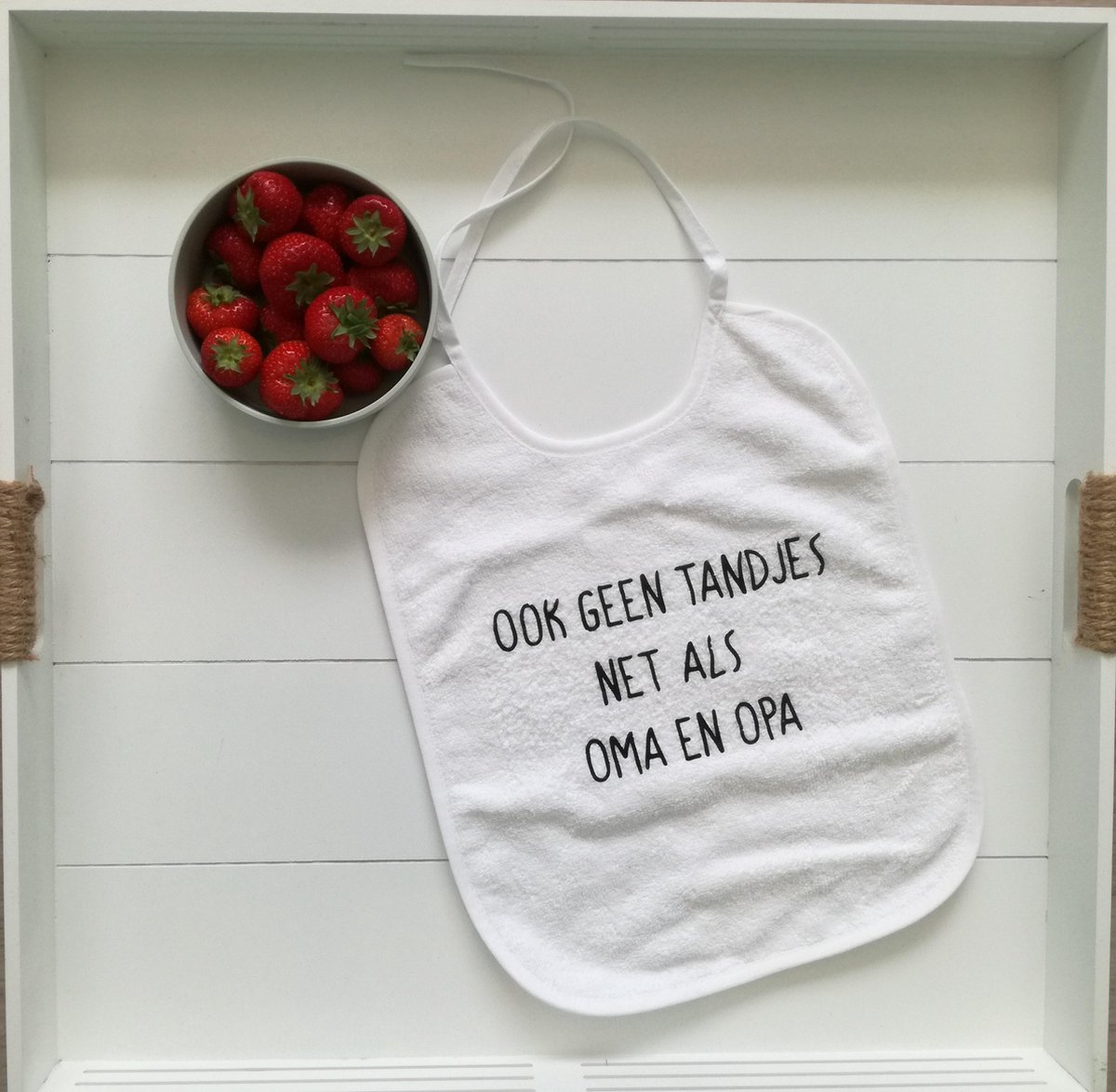 Slabbetje Ook geen tandjes net als oma en opa. Wit/zwart Slabbetje Ook geen tandjes net als oma en opa. Wit/zwart