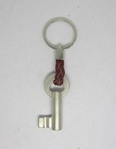 sleutelhanger, keychain, GILDE, oersterk staal. Sleuteltje met bruin leer