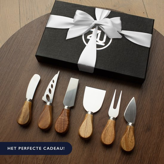 Een set van zes kaasmessen met acaciahouten handvatten en roestvrijstalen lemmeten, gepresenteerd in een zwarte geschenkdoos met witte strik.