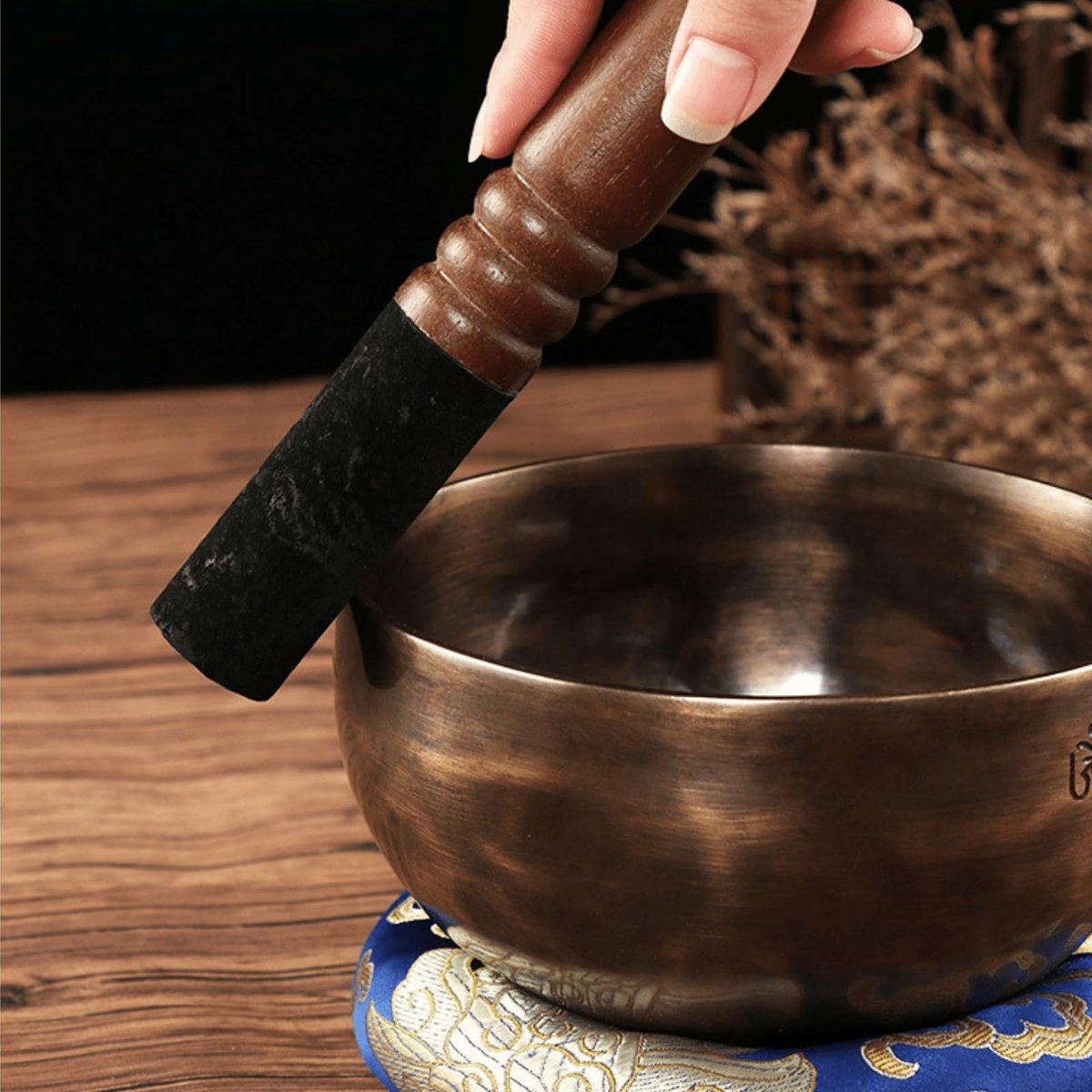 Dailygoods - Dailygoody - Tibetaanse Klankschaalklepel - Voor Meditatie en Yoga - Perzikhout met Leren Kop - Spiritueel Gereedschap - Ontspanning en Harmonie - 17,