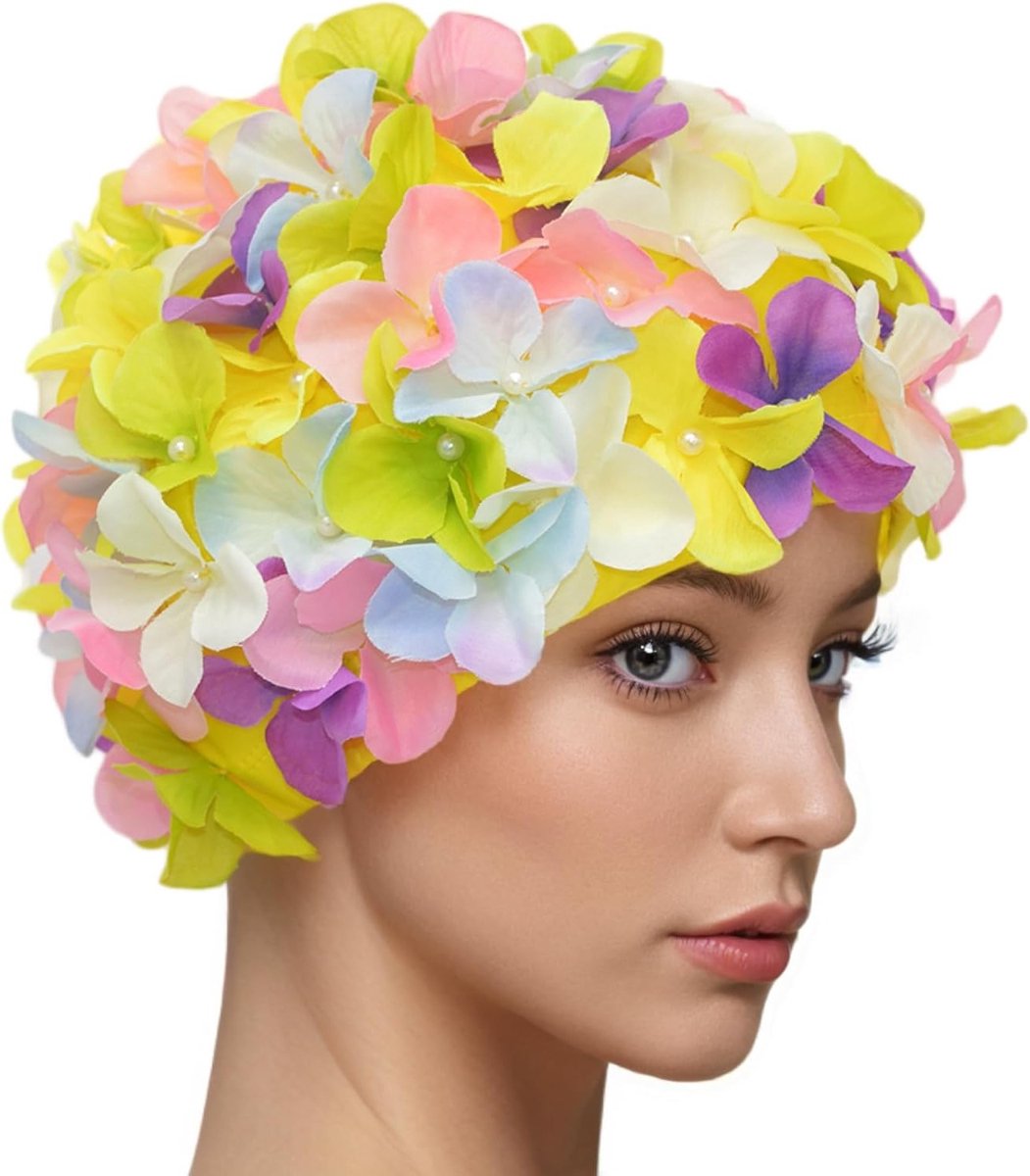 Vrouwelijke retro zwemcap met bloemenmotief, ideaal voor zwemmen en strandactiviteiten