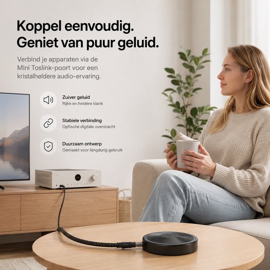Vrouw met kopje bij een bank, naast een TV en audiospeler. "Koppel eenvoudig. Geniet van puur geluid."