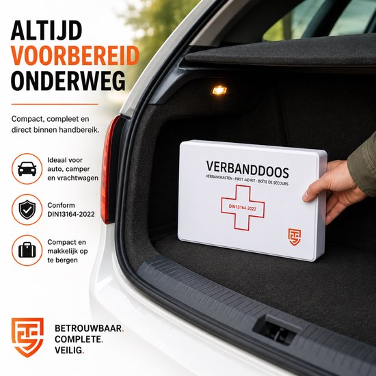 Witte verbanddoos van Technosafety wordt in de kofferbak van een auto geplaatst. De doos is DIN13164-2022 goedgekeurd en compact.