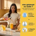 Vrouw maakt bruisend water met Sodastream, met ingrediënten en recepten.