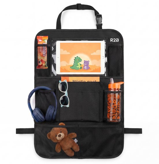 Zwarte auto-organizer gevuld met een tablet, koptelefoon, knuffelbeer, zonnebril en drinkfles.