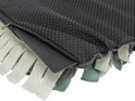 Donkergrijze achterkant van een snuffelmat met anti-slip noppen en rits. Rand van witte, grijze en lichtgroene stroken.