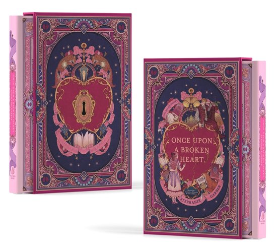 Boekomslag van 'Once Upon a Broken Heart' met een roze hart met sleutelgat, omringd door gouden decoraties en een donkerblauwe achtergrond.